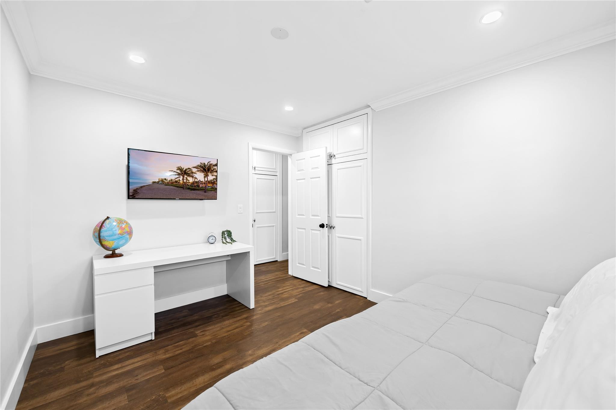 HOLLYWOOD HILLS - Residential