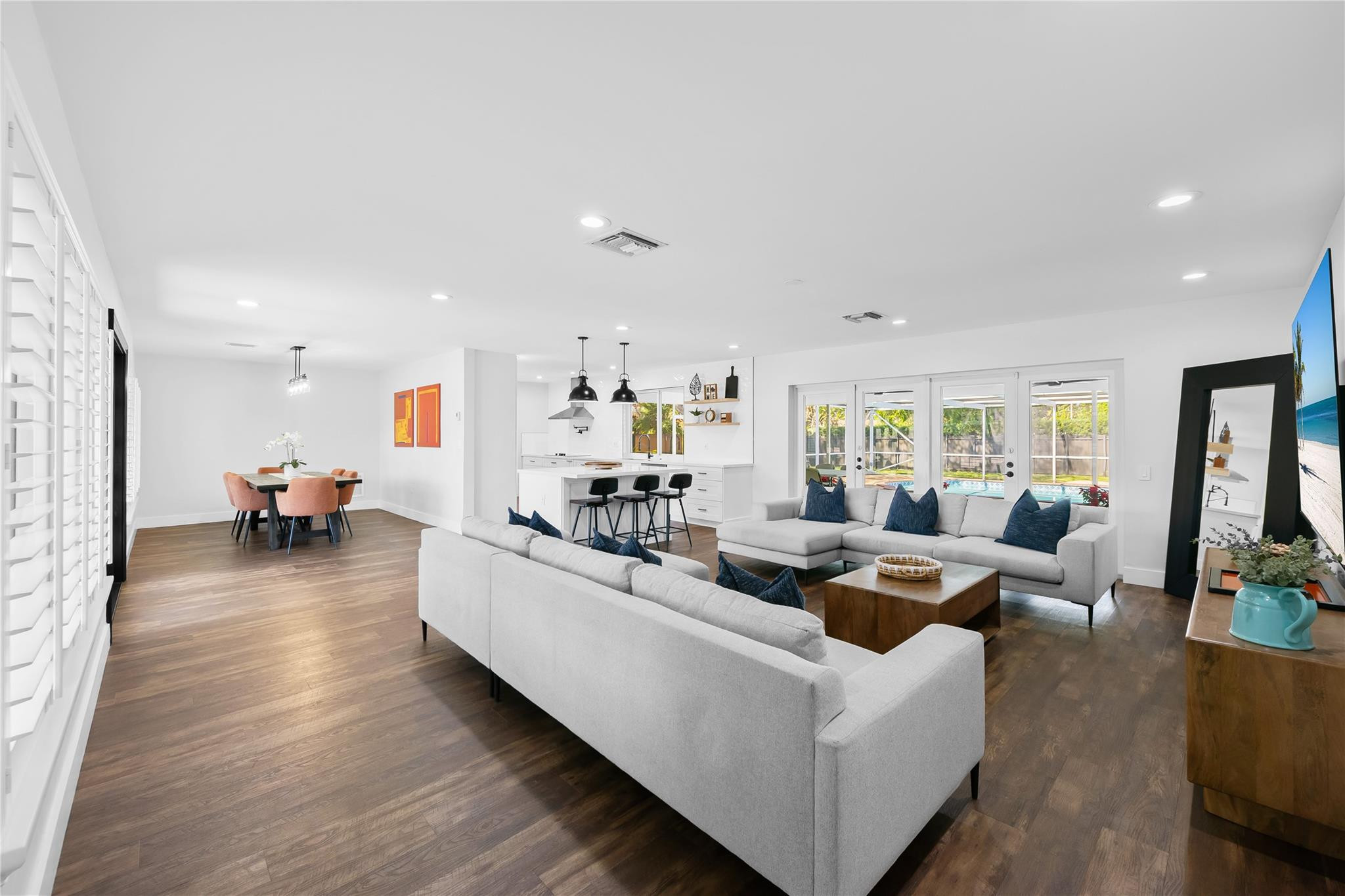 HOLLYWOOD HILLS - Residential