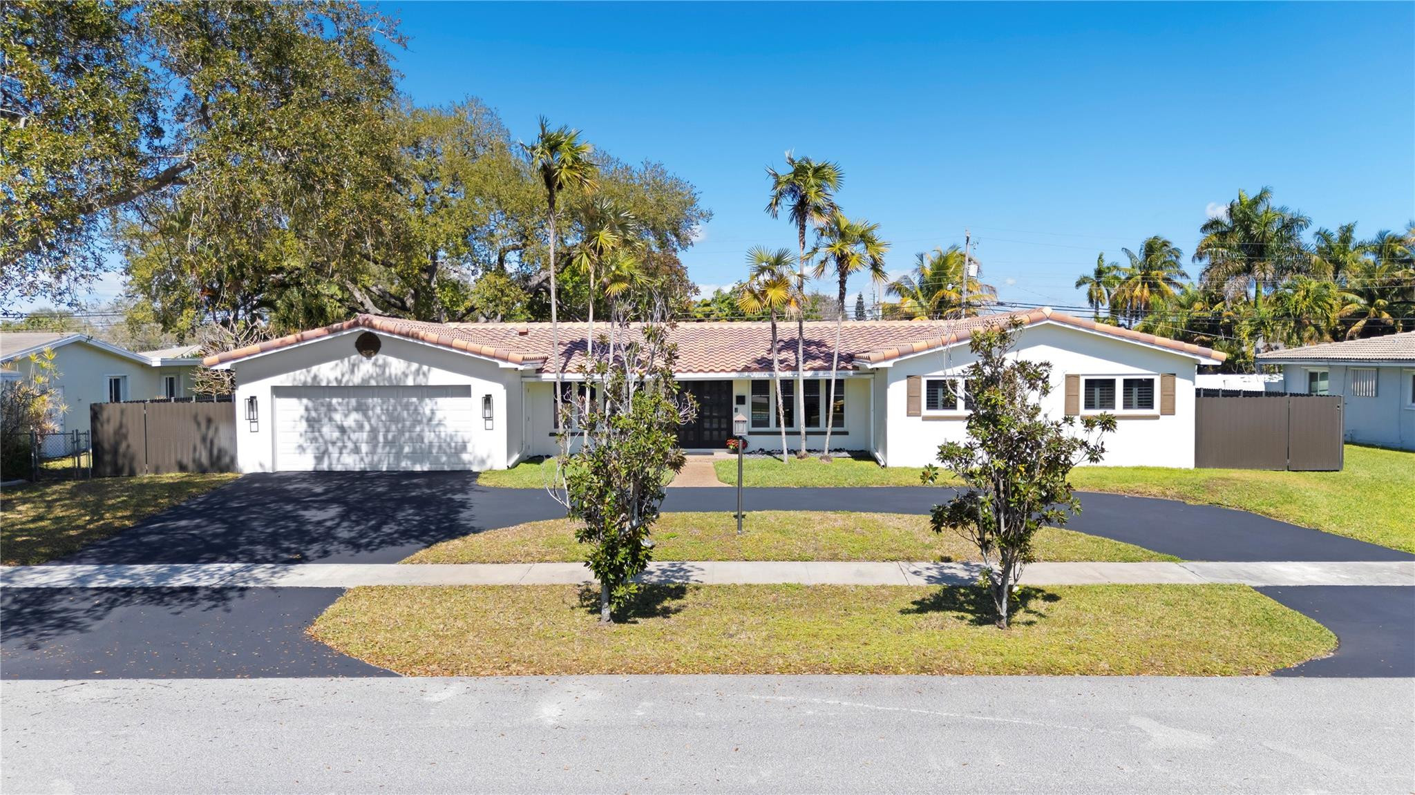 HOLLYWOOD HILLS - Residential