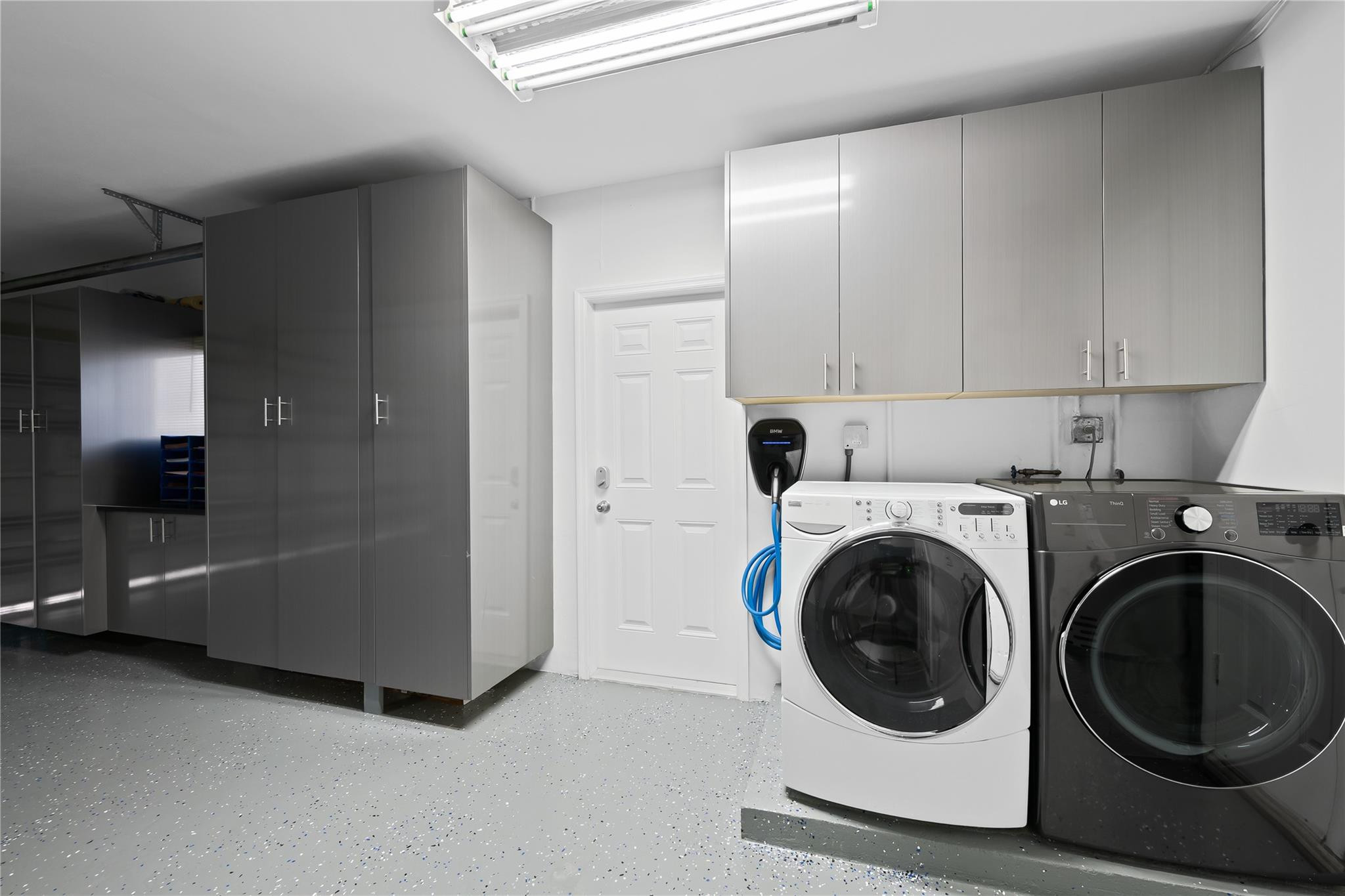 HOLLYWOOD HILLS - Residential