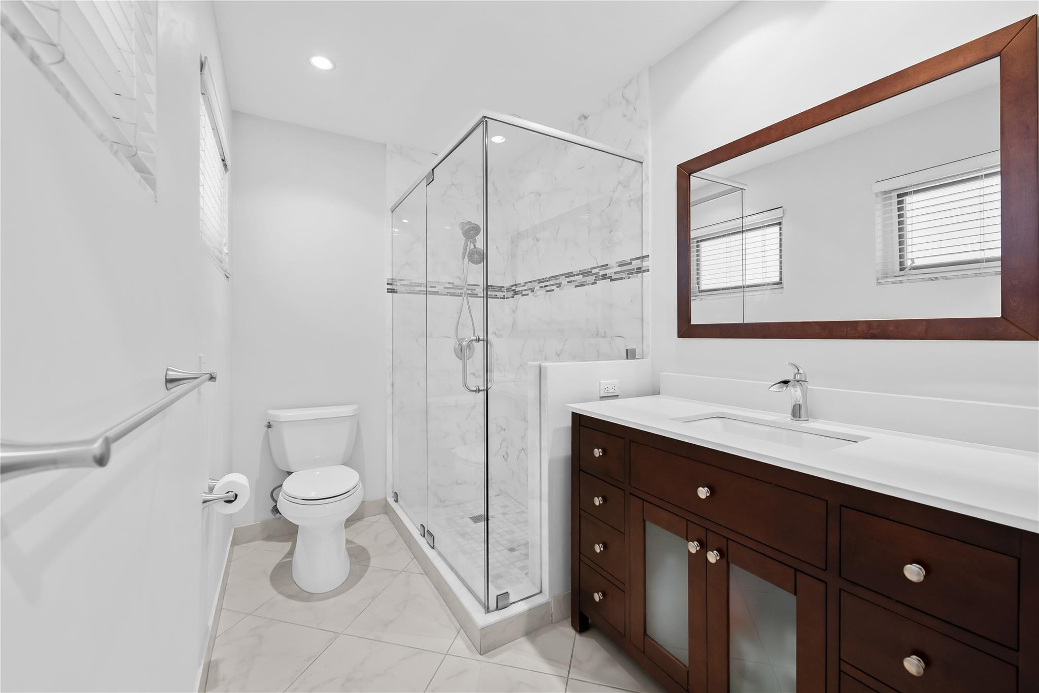 HOLLYWOOD HILLS - Residential