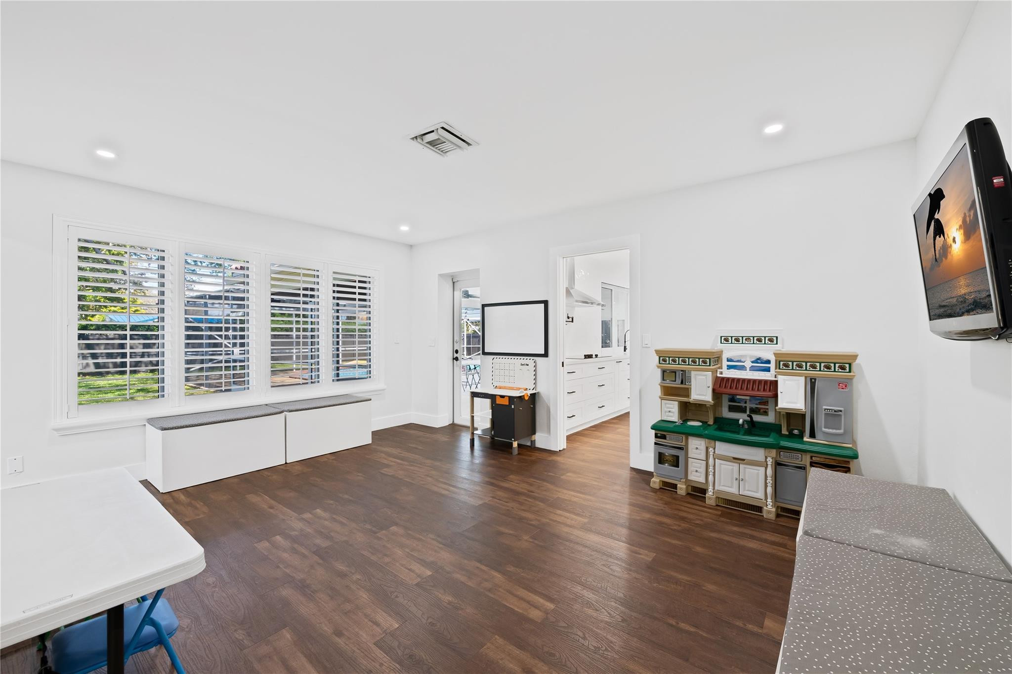 HOLLYWOOD HILLS - Residential