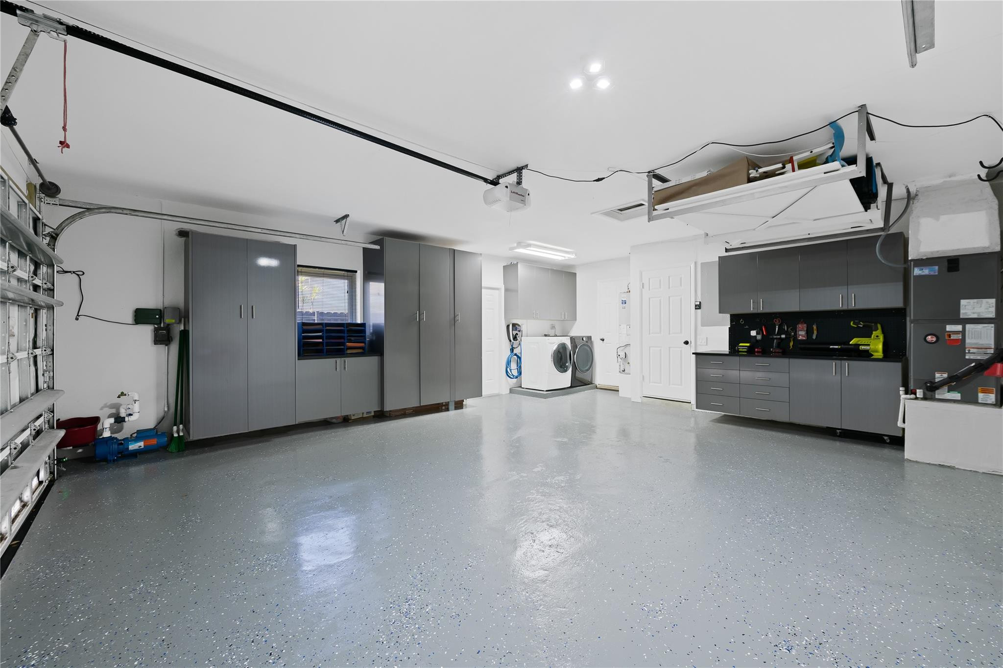 HOLLYWOOD HILLS - Residential