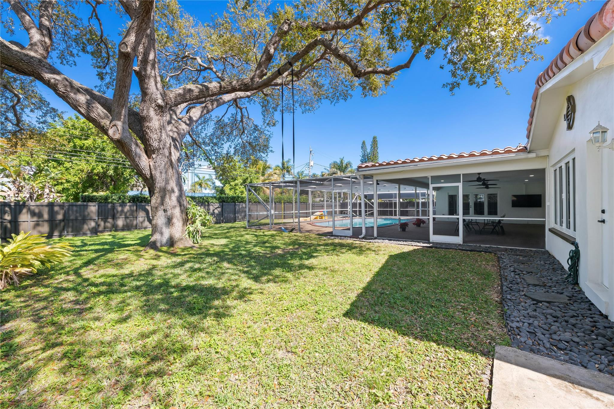 HOLLYWOOD HILLS - Residential