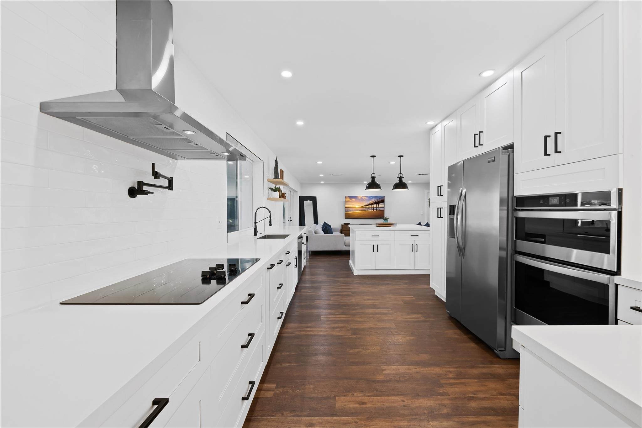 HOLLYWOOD HILLS - Residential