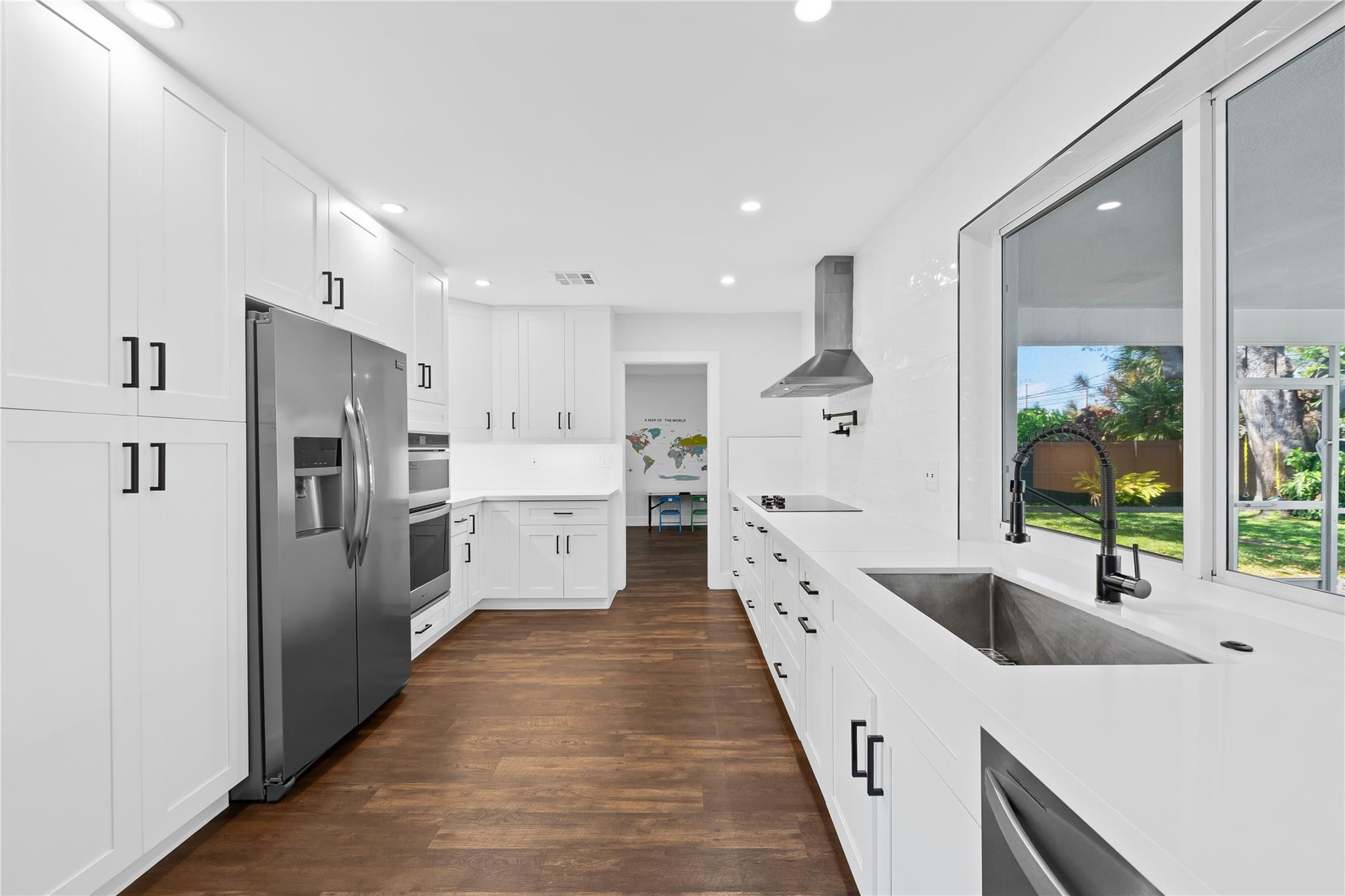 HOLLYWOOD HILLS - Residential