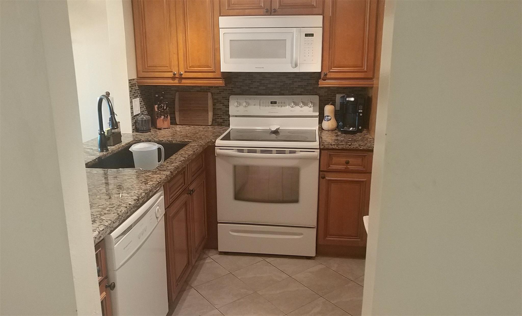 9230 Lagoon Pl 406