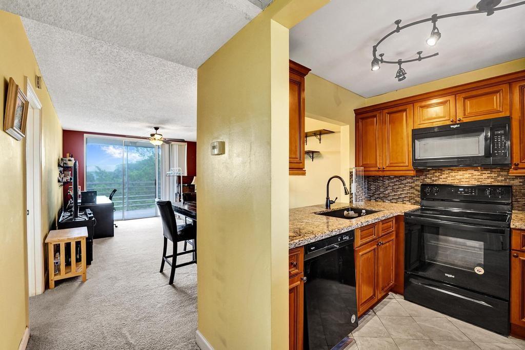 9230 Lagoon Pl 406