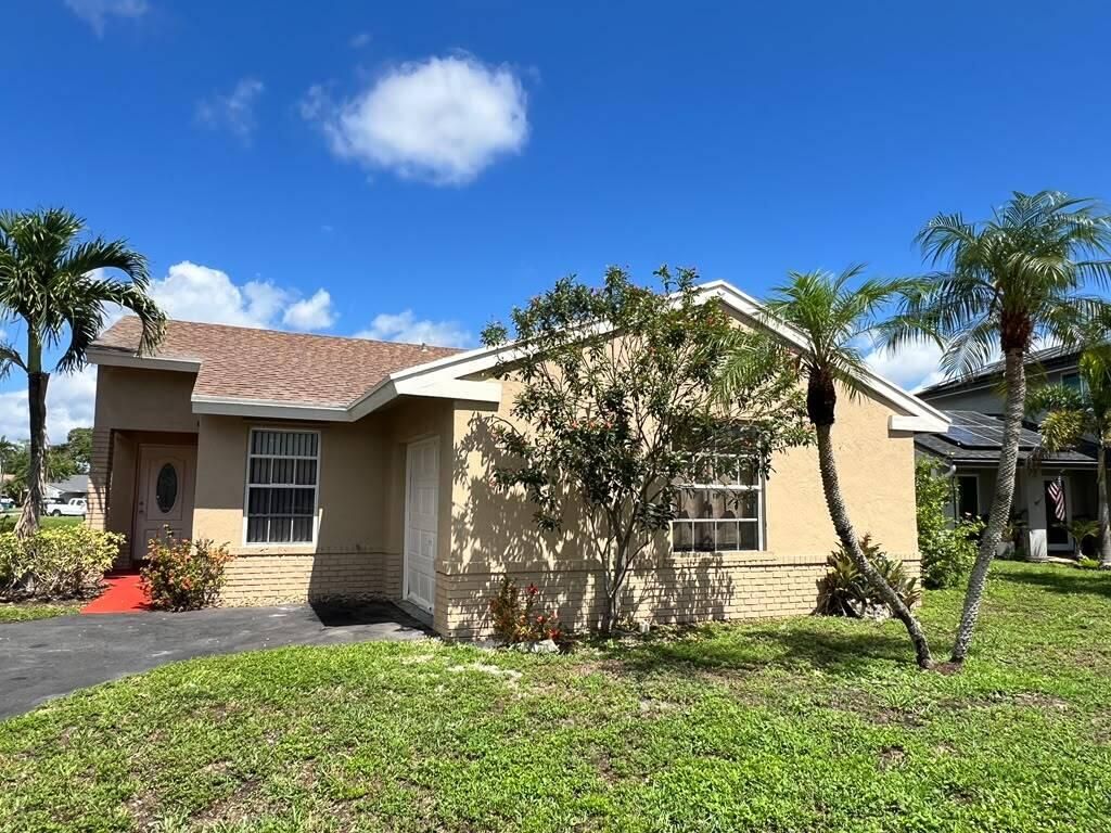 Photo of 13761 Newport Manor, Davie, FL 33325 (MLS # B26028718)