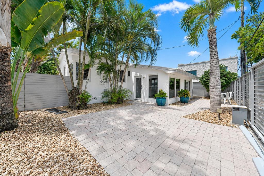 Photo of 1523 SE 2nd Court, Fort Lauderdale, FL 33301 (MLS # B26030659)