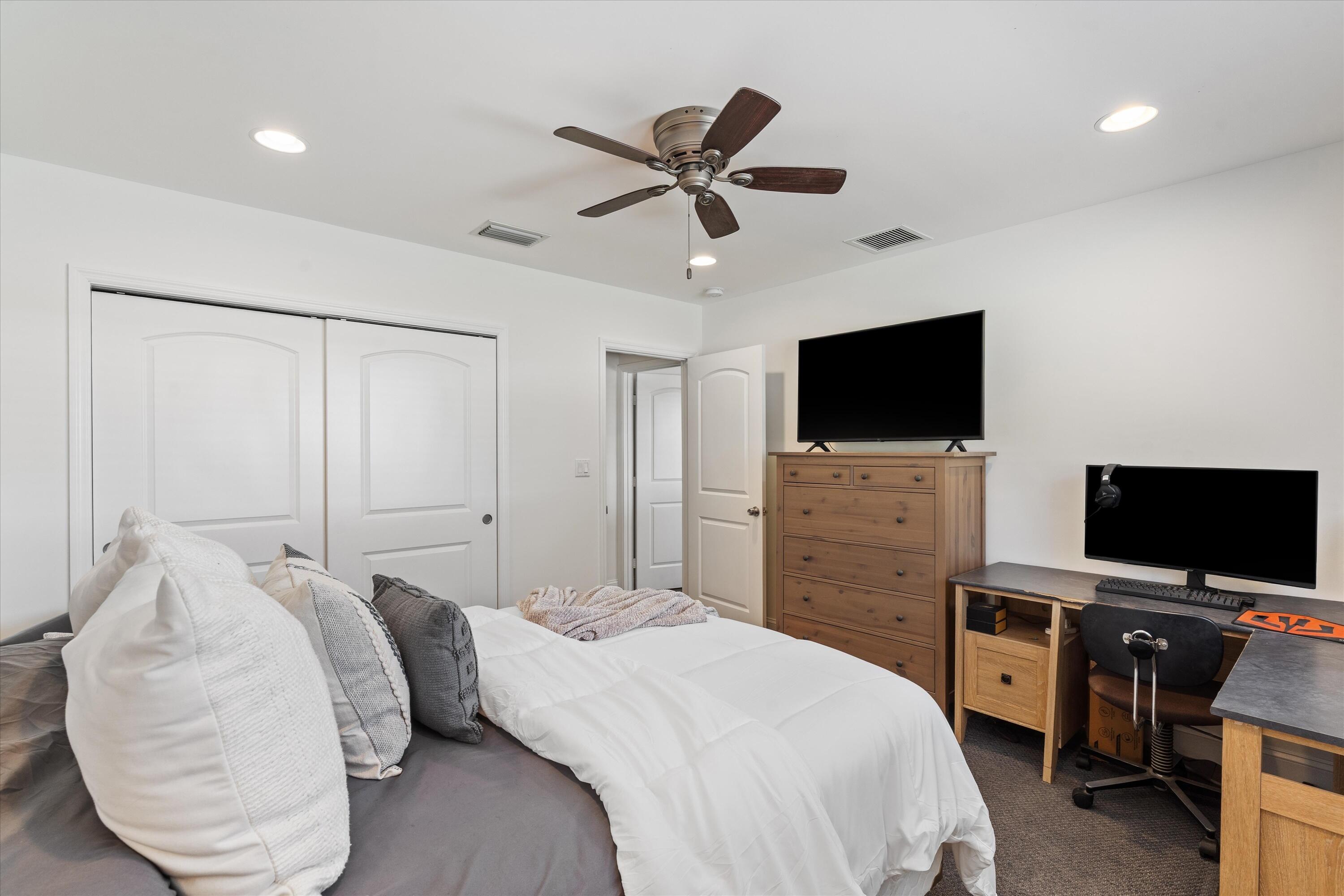 LAKE FLORESTA PARK - Residential