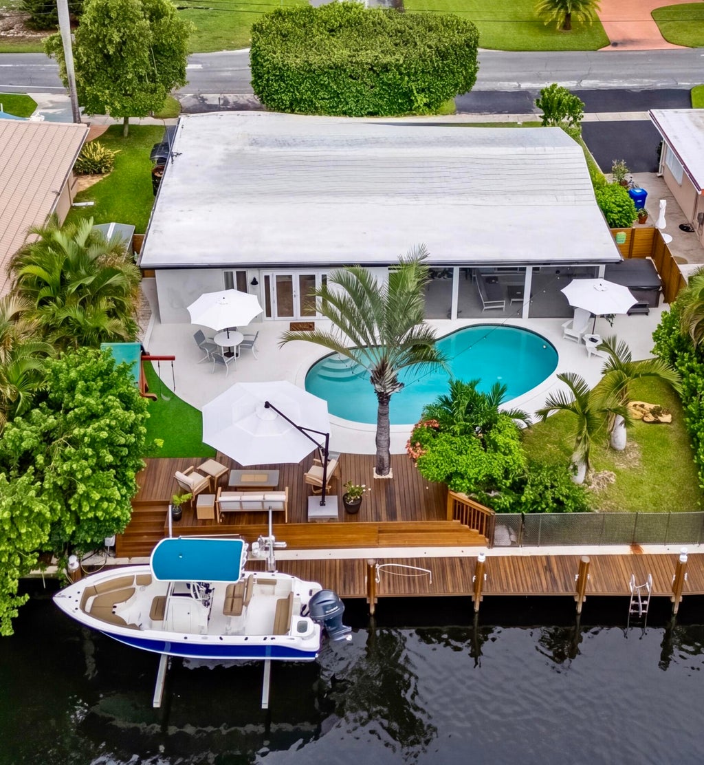 Photo of 160 SE 9TH Street, Pompano Beach, FL 33060 (MLS # B26087186)