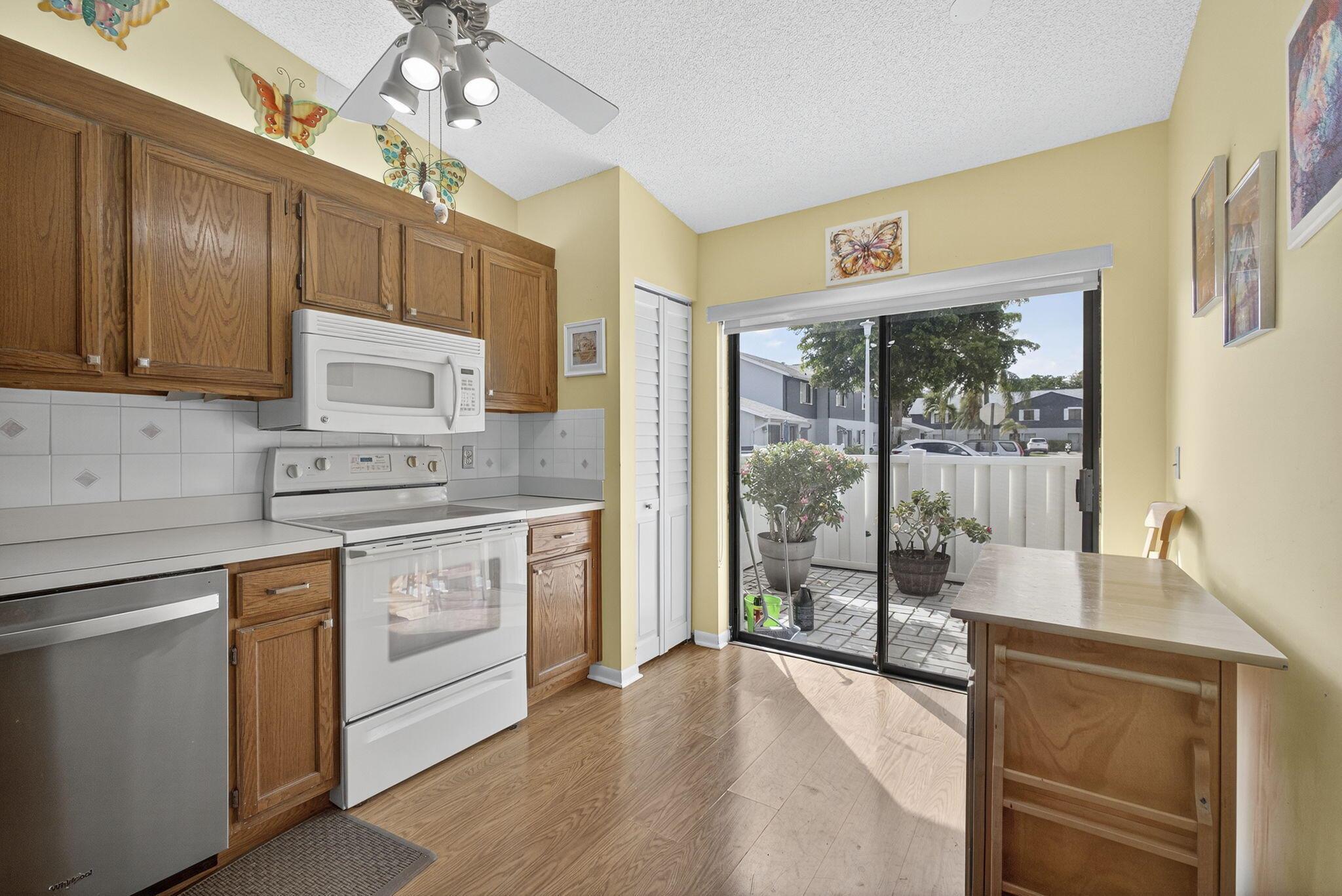 ARBOURS OF THE PALM BEACH - Residential