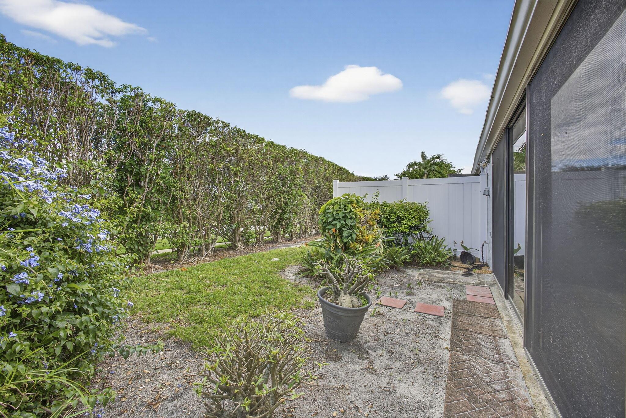 ARBOURS OF THE PALM BEACH - Residential
