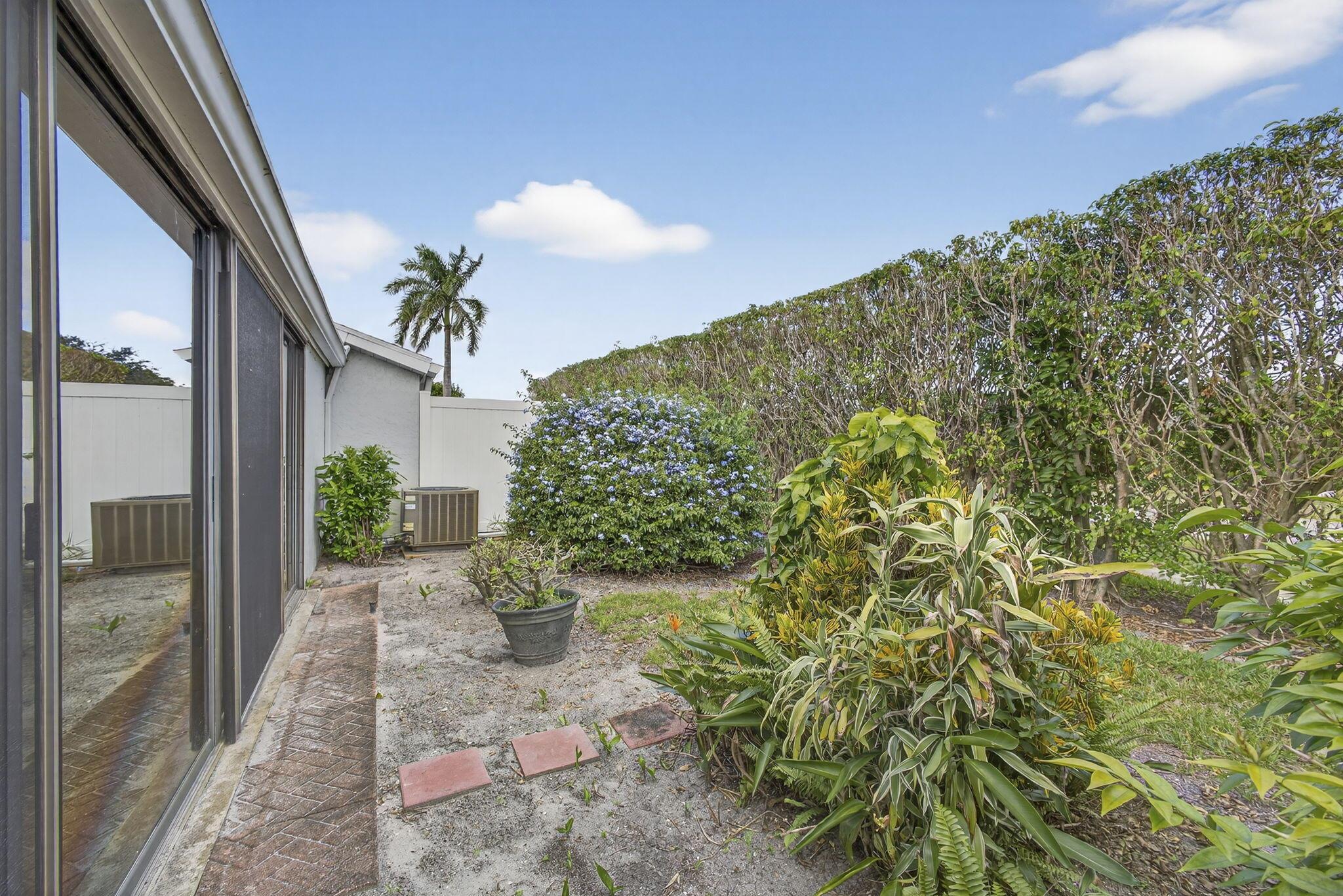 ARBOURS OF THE PALM BEACH - Residential