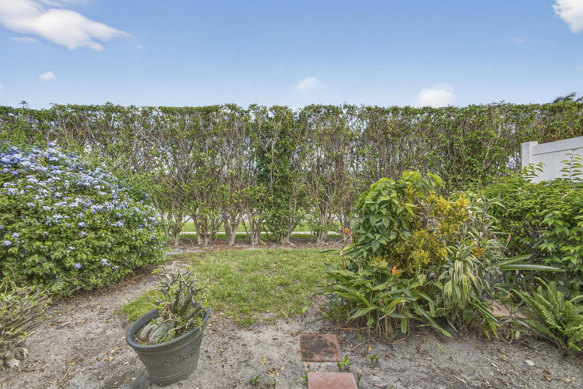 ARBOURS OF THE PALM BEACH - Residential