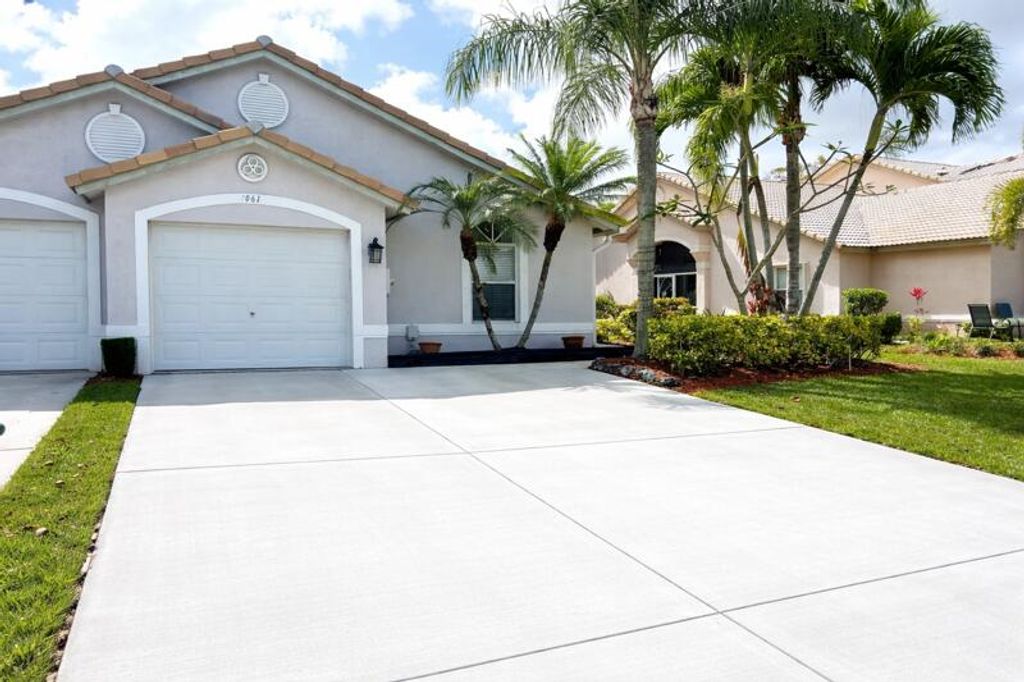 Photo of 10614 Lake Shore Drive, Wellington, FL 33414 (MLS # B26016478)
