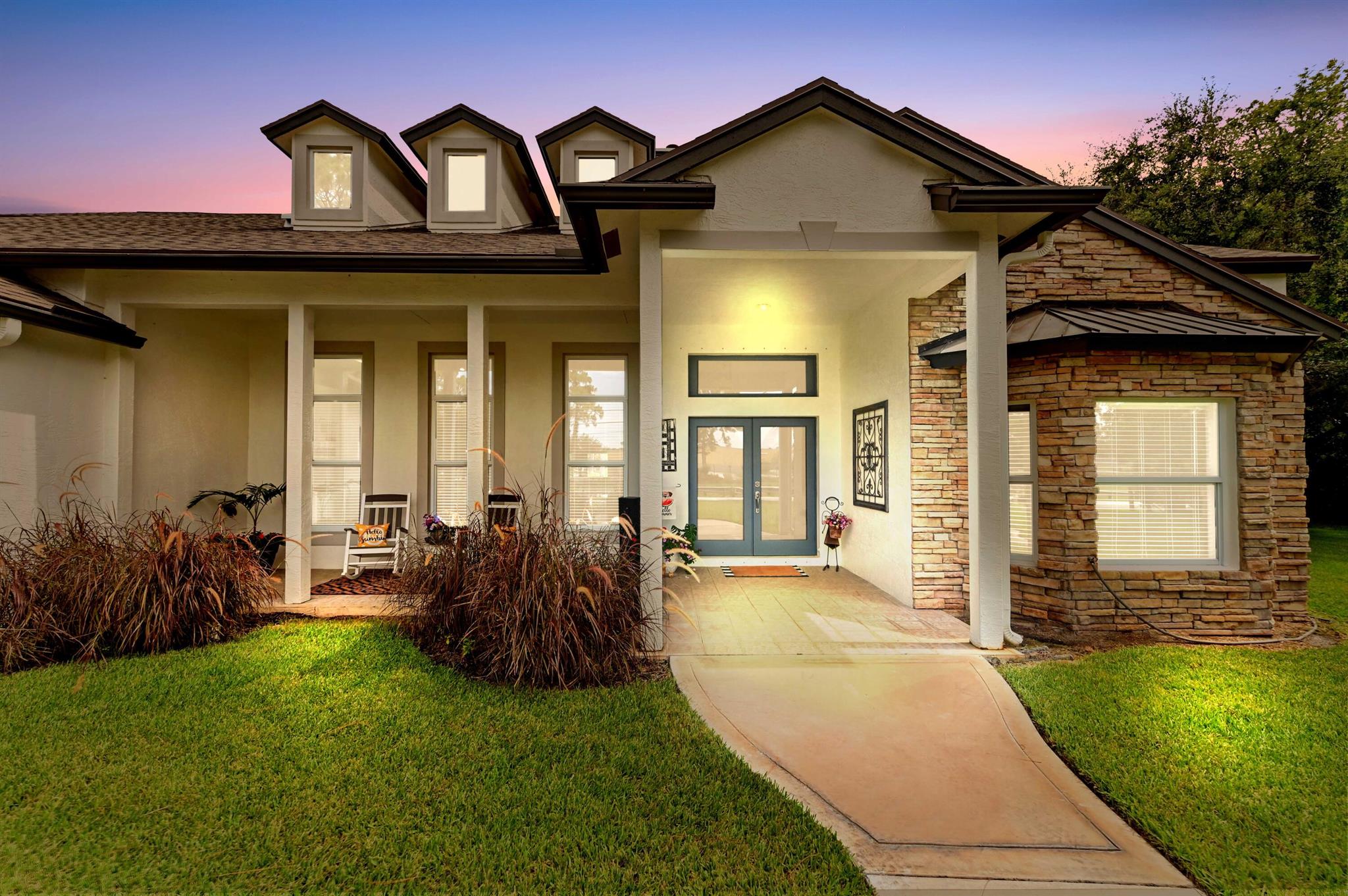 8945 El Paso Drive, Lake Worth, FL, 33467/$1,299,900 3 8945 El Paso Drive