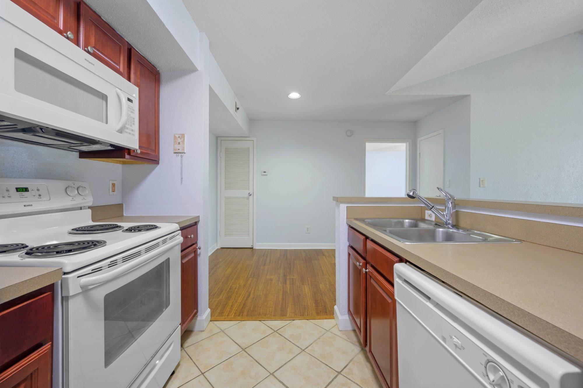 SAVANNAH AT RIVERSIDE CON - Residential Lease