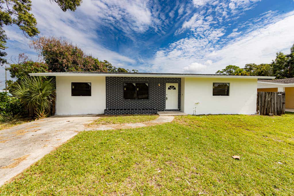 Photo of 2308 GEORGIA Avenue, Fort Pierce, FL 34950 (MLS # B26062291)