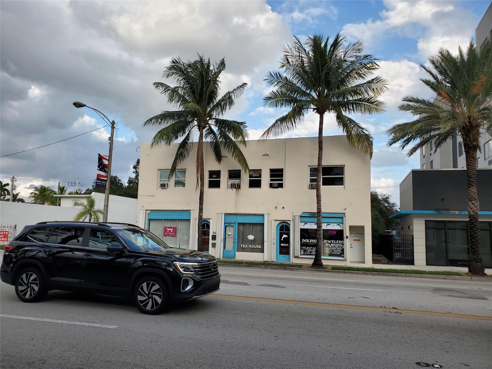 Freshly Painted! Easy to show! Nice Sized studio efficiency apartment in 2nd floor walk-up. Bathtub / shower combination. Located at the epicenter of Dania Beach. WATER INCLUDED! Walk or bicycle to the beach, dining & shopping. Less than 2 miles from the FLL airport. 3 miles to Port Everglades. 5 miles to downtown Fort Lauderdale. Less than 2 miles to Dania Pointe. Nearby Bus stop. No laundry facilities. Tenant pays their own electric. ¡Recién pintado! ¡Fácil de mostrar! Amplio estudio monoambiente en un segundo piso sin ascensor. Combinación de bañera y ducha. Ubicado en el epicentro de Dania Beach. ¡AGUA INCLUIDA! Camine o vaya en bicicleta a la playa, restaurantes y tiendas. Parada de autobús cercana. No hay lavanderÃa. El inquilino paga su propia electricidad.