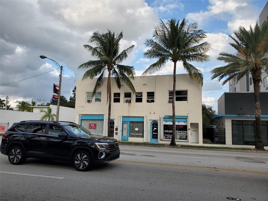 Easy to show! Nice Sized studio efficiency apartment in 2nd floor walk-up. Newer seperate bathroom . Located at the epicenter of Dania Beach. WATER INCLUDED! Walk or bicycle to the beach, dining & shopping. Less than 2 miles from the FLL airport. 3 miles to Port Everglades. 5 miles to downtown Fort Lauderdale. Less than 2 miles to Dania Pointe. Approximate stock photos. Nearby Bus stop. No laundry facilities. Tenant pays their own electric. Fácil de mostrar! Amplio estudio monoambiente en un segundo piso sin ascensor. Baño independiente más nuevo. Ubicado en el epicentro de Dania Beach. ¡AGUA INCLUIDA! Camine o vaya en bicicleta a la playa, restaurantes y tiendas. Parada de autobús cercana. Fotos de stock aproximadas. No hay lavanderÃa. El inquilino paga su propia electricidad.