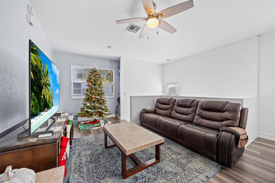 3BD/2BA townhome with attached 1-car garage. Practical layout, low-maintenance living, and convenient location near shopping, dining, and major highways.