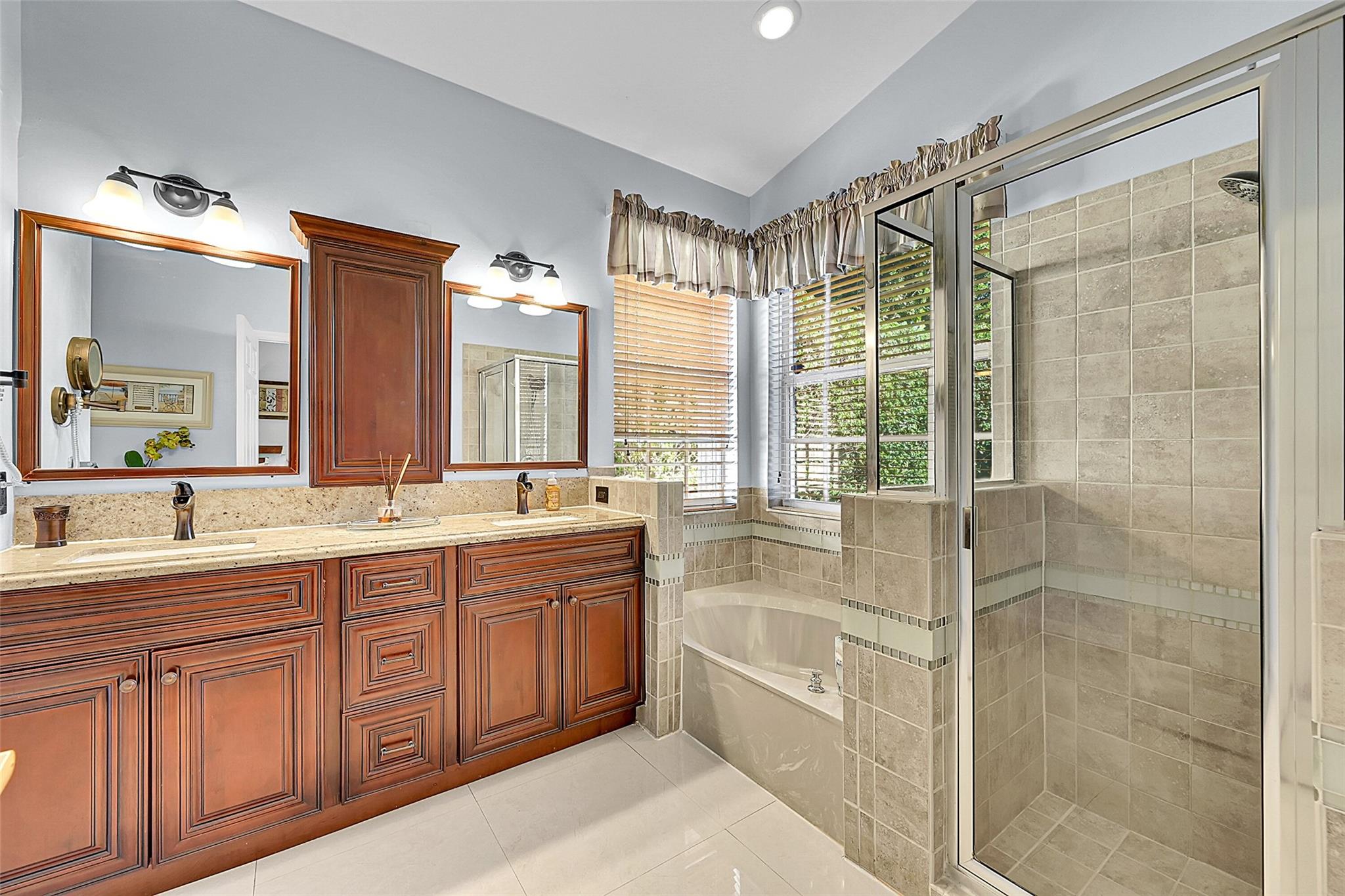 WYNDHAM LAKES/MAYFAIR - Residential