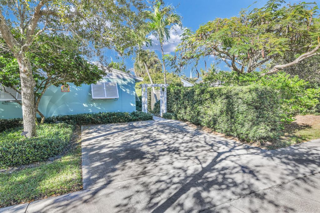 Photo of 318 NE 1st Avenue, Delray Beach, FL 33444 (MLS # R11042728)