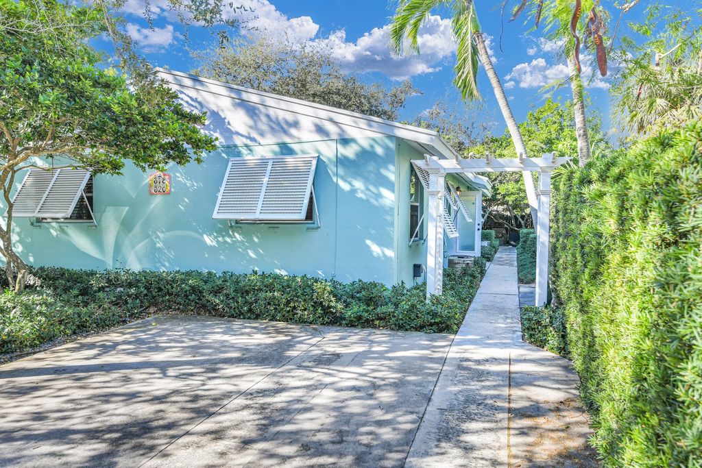 Photo of 318 NE 1st Avenue, Delray Beach, FL 33444 (MLS # R11042728)