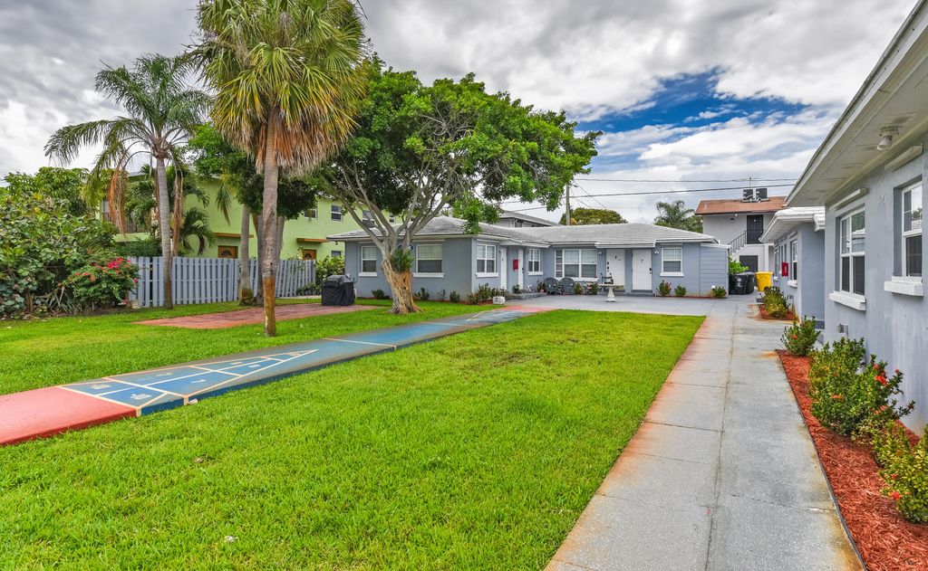 Photo of 1001 S Federal Highway #3, Boynton Beach, FL 33435 (MLS # B26032431)