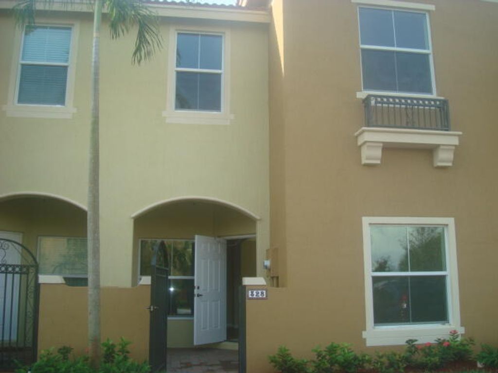 Photo of 328 Lake Monterey Circle, Boynton Beach, FL 33426 (MLS # R10971013)