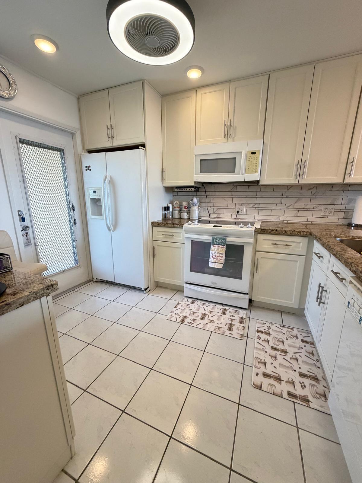 NO 40 PALM-AIRE COUNTRY CLUB - Residential Lease