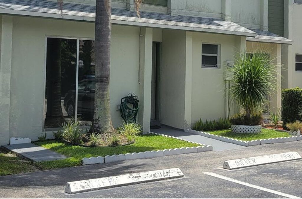 Photo of 886 Crystal Lake Drive, Deerfield Beach, FL 33064 (MLS # R11101691)