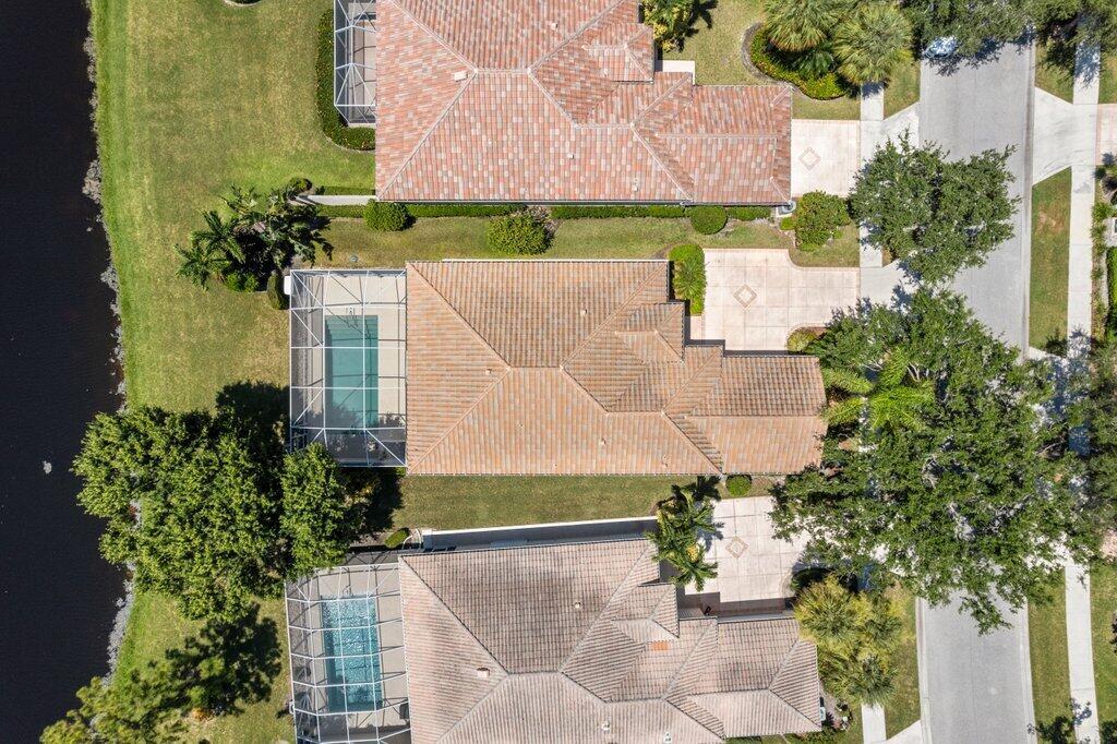 8232 SE Palm Hammock Lane