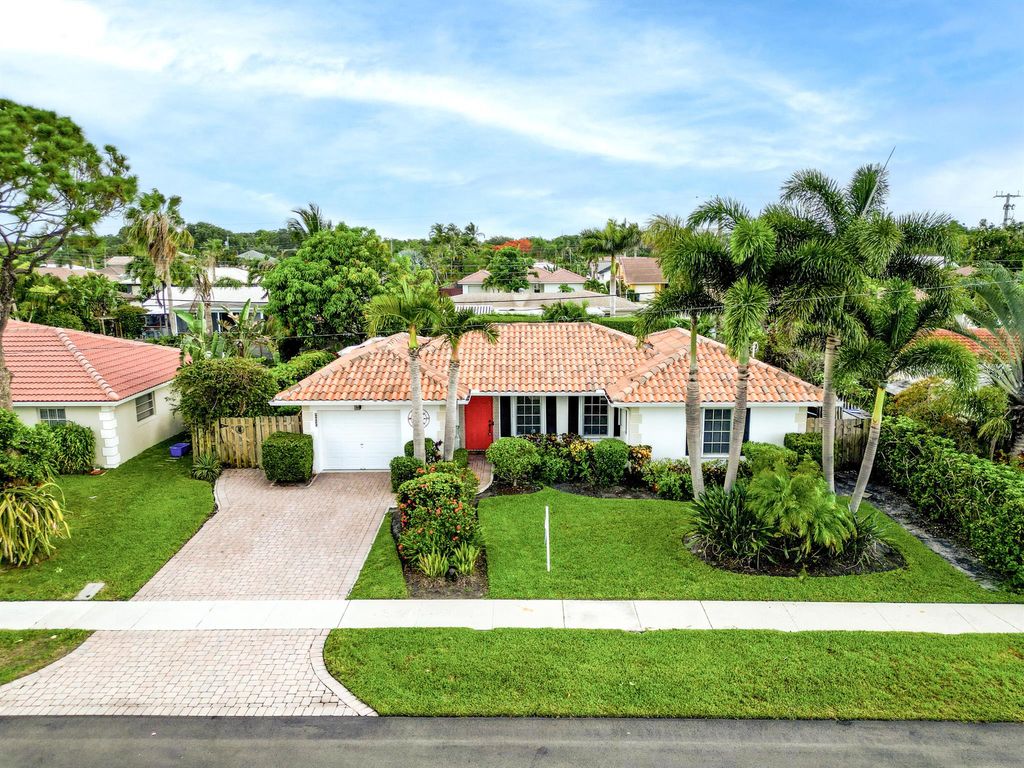 Photo of 943 SW 5th Street, Boca Raton, FL 33486 (MLS # R10997744)