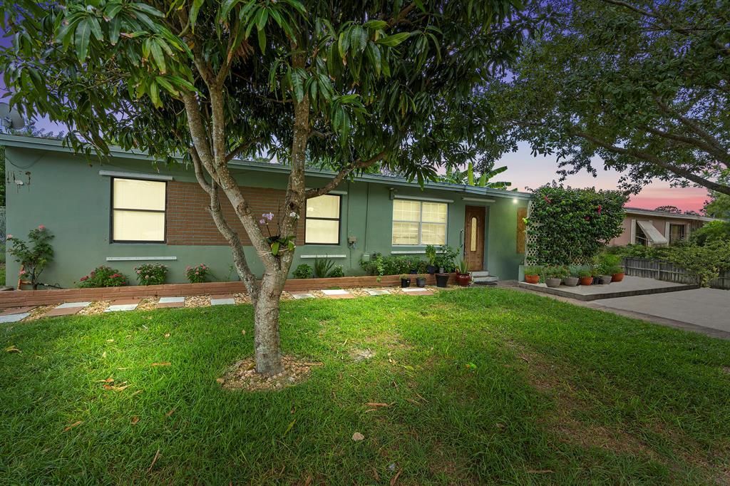 Photo of 805 El Rancho, Fort Pierce, FL 34982 (MLS # R10734673)