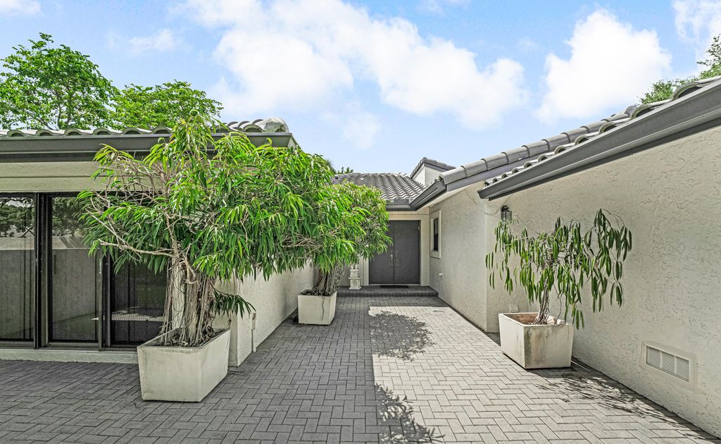 Photo of 14 Bristol Circle, Boynton Beach, FL 33436 (MLS # R11111246)