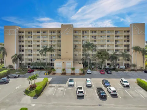 7240 Huntington Lane Unit 802, Delray Beach, FL MLS: R11075117