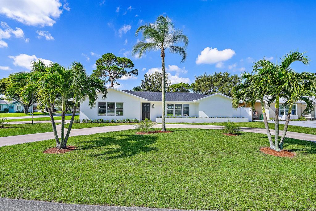 Photo of 4340 Fushia Circle N, Palm Beach Gardens, FL 33410 (MLS # R10902097)