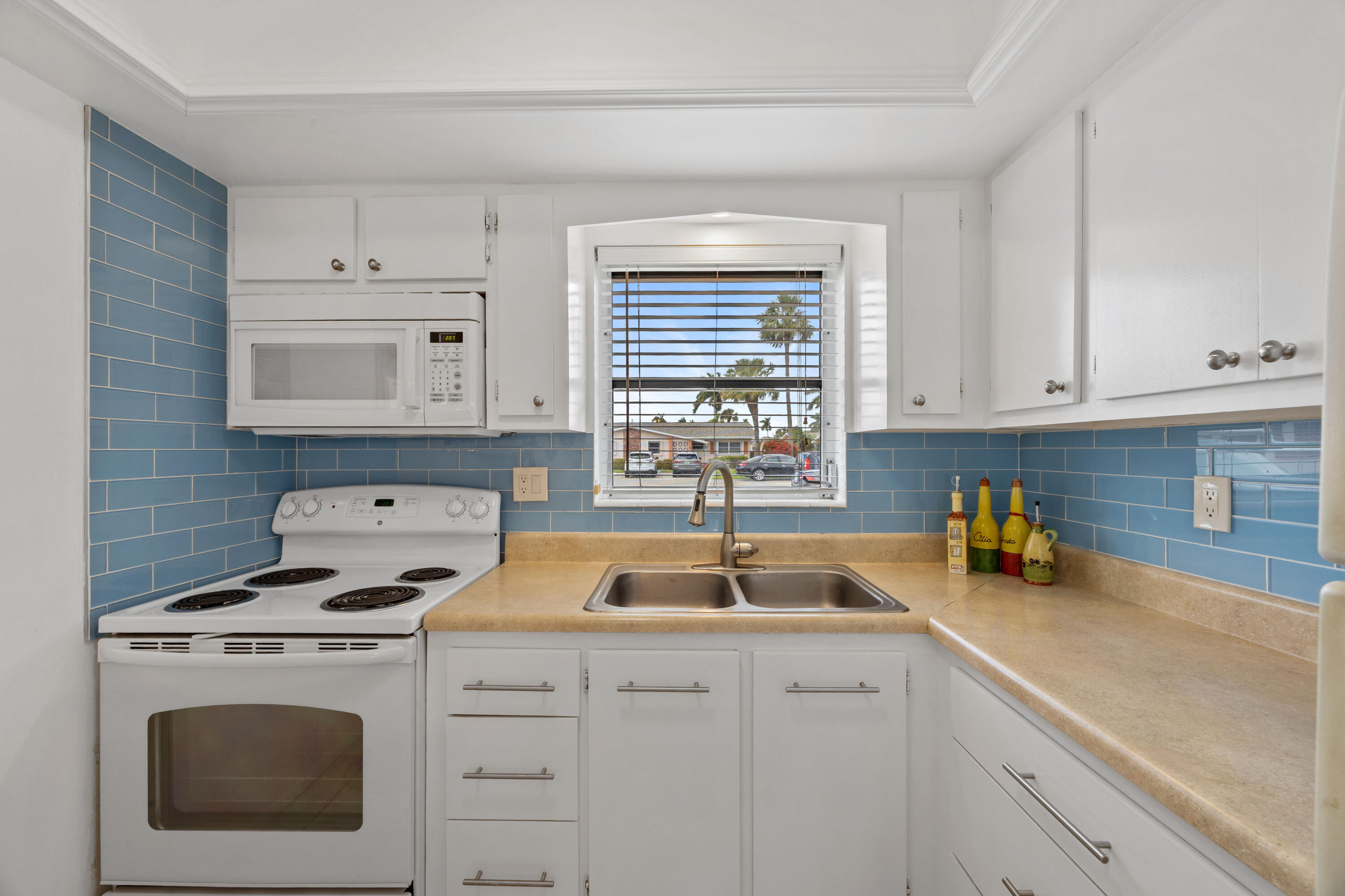 CRESTHAVEN VILLAS - Residential