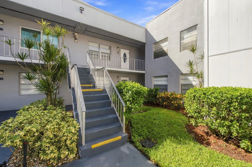 Photo of 186 Burgundy D, Delray Beach, FL 33484 (MLS # B26089961)