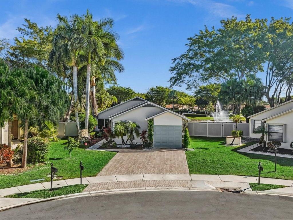 9043 Chatsworth Cascades