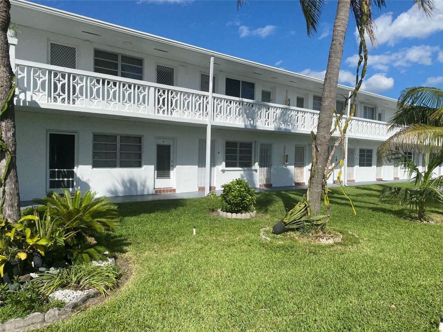 BEAUTIFUL APARTMENT ON THE FIRST FLOOR SPACIOUS 1/1 GARDEN'S APARTMENT ON THE 1STFLOOR. LOCATED IN A 55+ COMMUNITY. FRESHLY PAINTED, CLEAN AND READY TO MOVE IN CENTRALA/C UNIT THE UNIT. LARGE MASTER BEDROOM. WITH A BIG WALK-IN CLOSET AND A VERY NICEBALCONY DIRECT TO THE CANAL AND GARDEN