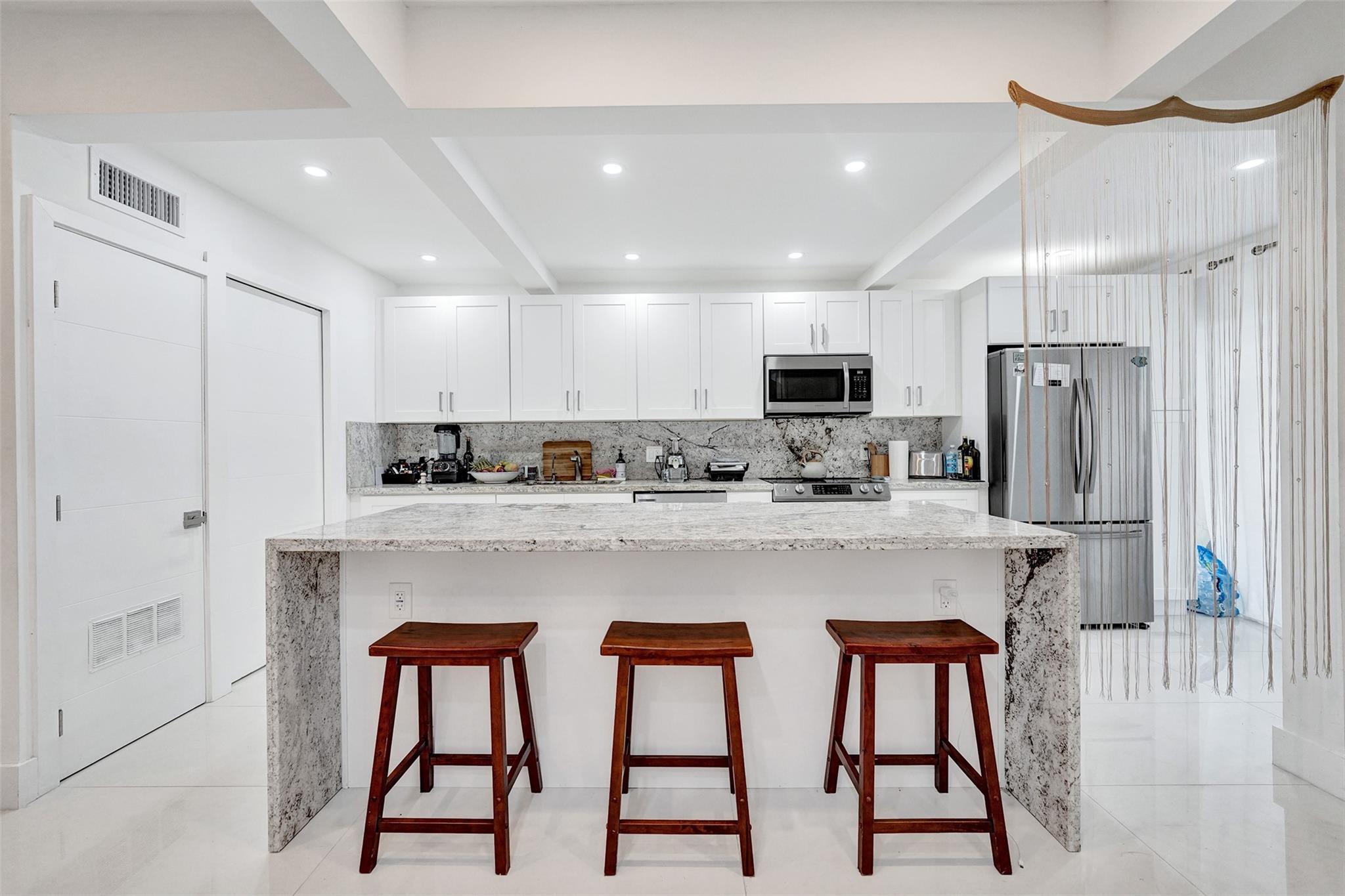 19220 NE 25th Ave 274B, Miami, FL, 33180/$499,000 3 19220 NE 25th Ave 274B