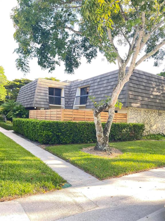Recently Renovated Townhome located in PGA National, The Home of the Honda Classic, Low HOA Fees!!!No membership required, 3bedroom, 2 1/2 Bath, recently painted, New Fence & Trellis, Ready to Move in. Master bedroom with walk in closet and extra storage space, Open Kitchen with Granite countertops, Tile & Vinyl floors. Inviting large living room and a spacious patio for entertainment. New roof mansards installed in 2021 ***Paid in Full*** . 24/7 Private Security. Unit does not Include Washer & Dryer.