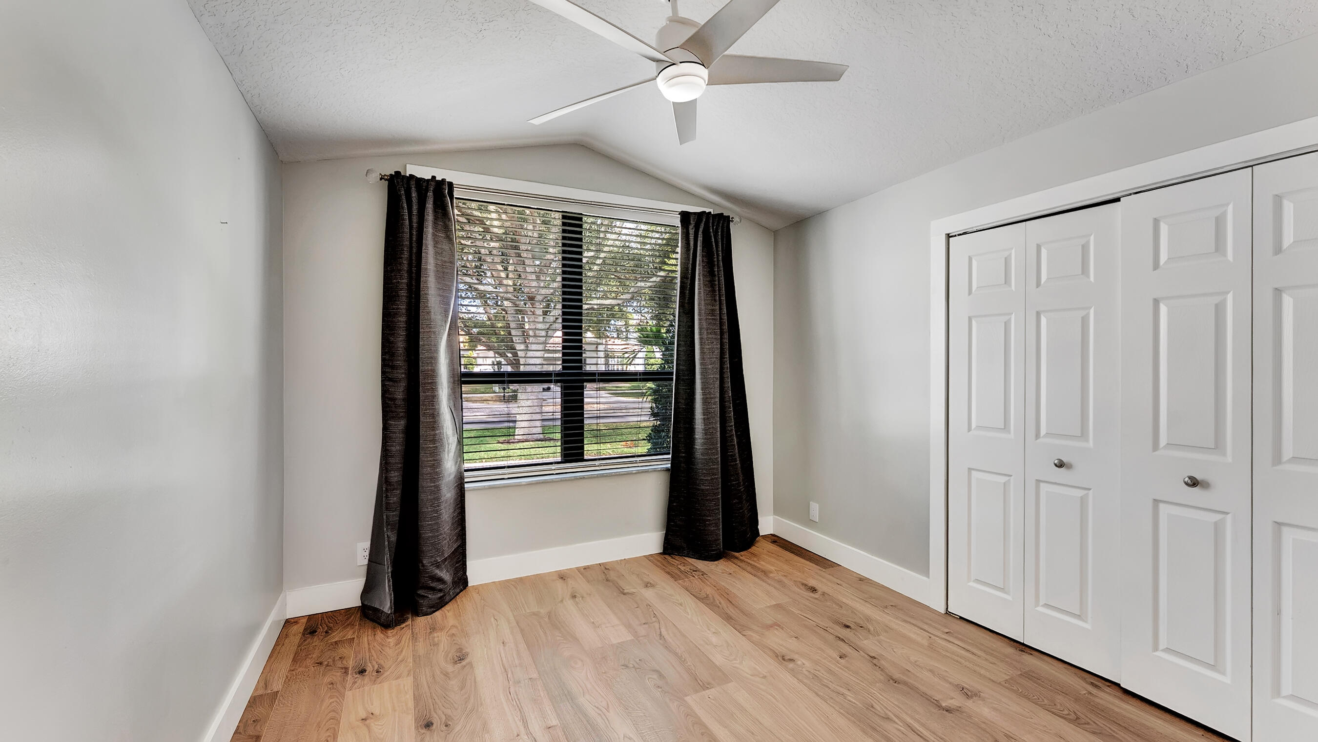 DELRAY LAKES - Residential