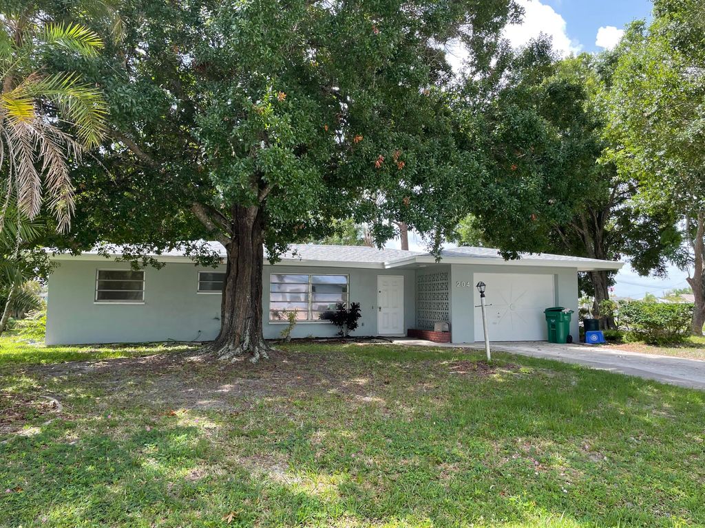 Photo of 204 Bay Street St, Port St Lucie, FL 34952 (MLS # R10802217)