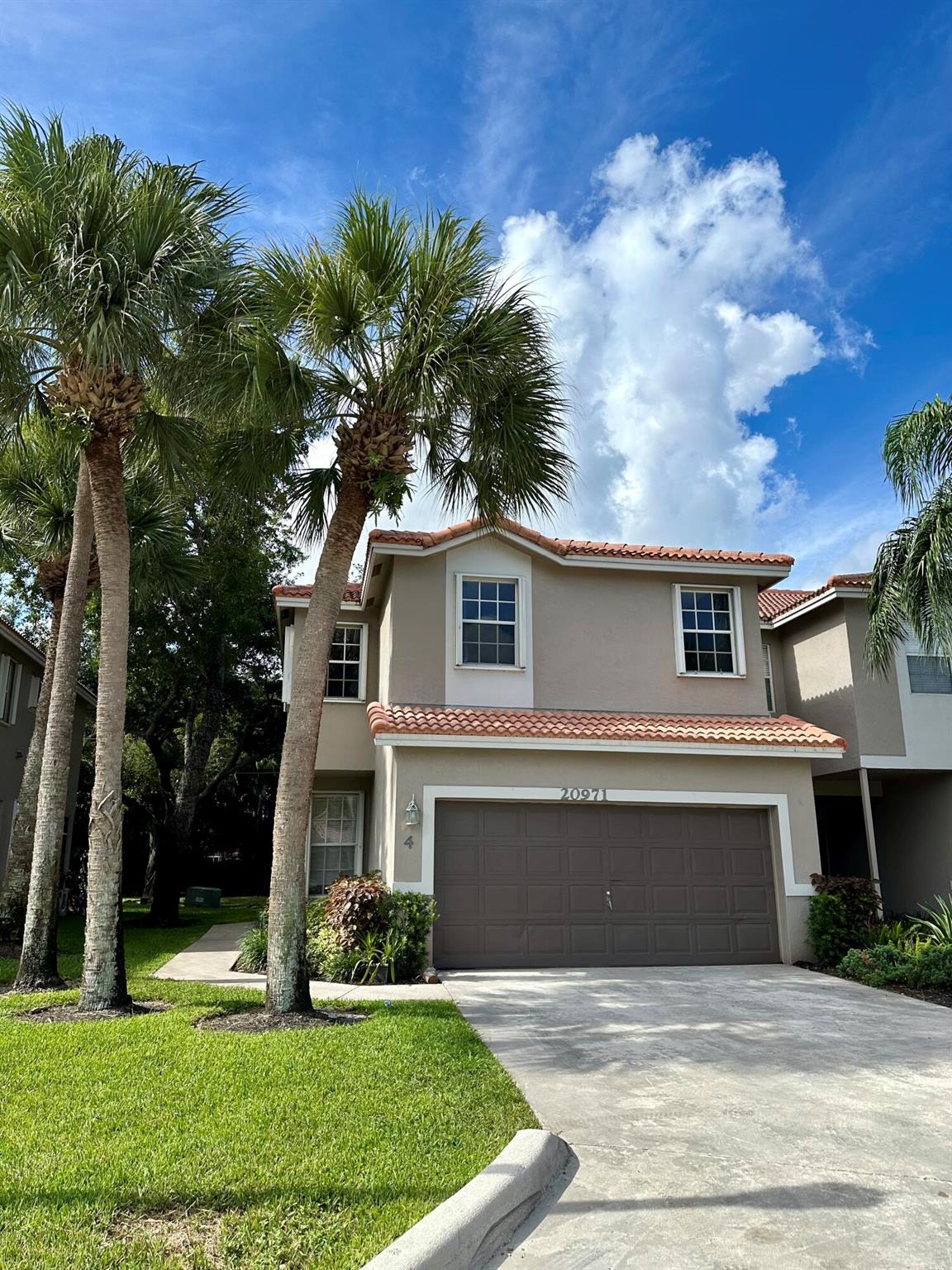 Beautiful 2 stories townhouse. Corner Unit 3 bedrooms 2.5 bath and 2 cars garage. High volume ceiling. Totally repainted and new vinyl installed.Screened patio. Hurricane shutters installed in the whole unit. INTERNET AND CABLE TV WITH HOTWIRE INCLUDED in rent.Possibe access to life style resort of Mission Bay with Tennis pro, Heated pools , Fitness center and spectacular clubhouse. A+ RATED SCHOOL. Shopping and Dining places next door.