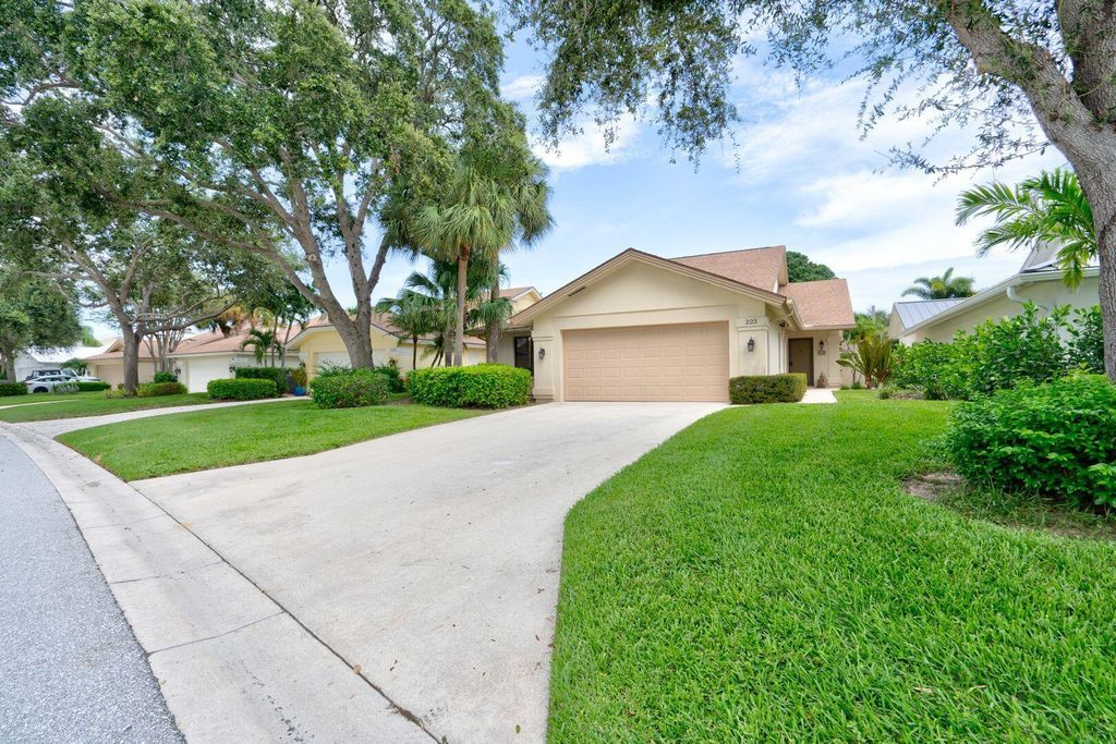 Photo of 223 E River Park Drive, Jupiter, FL 33477 (MLS # R11011060)